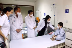 Phó Chủ tịch nước Võ Thị Ánh Xuân thăm hỏi, động viên và tặng quà Trung thu cho các bệnh nhi đang điều trị tại Viện Huyết học-Truyền máu Trung ương. (Ảnh: Phạm Kiên/TTXVN)