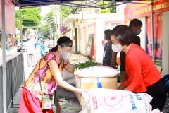 Phó Chủ tịch Liên hiệp các tổ chức hữu nghị thành phố Hà Nội Trần Thị Phương (phải) trao quà hỗ trợ cho người dân phường Phúc Xá. (Ảnh: Nguyễn Cúc/TTXVN)