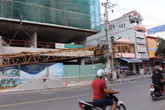 Cần cẩu dài hơn 20m sập xuống từ trên cao. (Ảnh: Phạm Cường/TTXVN)