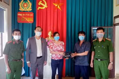 Tại Công an xã Tà Nung, chị Trương Thị Dung nhận lại tài sản đã đánh rơi. (Nguồn: Cand.com.vn)