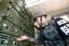 Binh sỹ Hàn Quốc điều chỉnh các thiết bị để nối lại chương trình phát thanh chống Triều Tiên gần khu vực biên giới hai miền. (Nguồn: YONHAP/TTXVN)