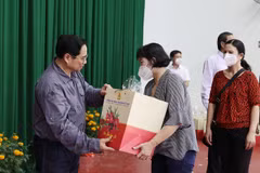Thủ tướng chúc Tết công nhân có hoàn cảnh khó khăn tại Vĩnh Long