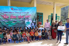 Niềm vui cho các em nhỏ và thầy cô. (Ảnh: Vietravel)