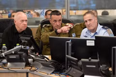 Bộ trưởng Quốc phòng Israel Yoav Gallant (trái) cùng Tư lệnh Herzi Halevi (giữa) trong cuộc họp với các sỹ quan về hoạt động tác chiến chống lực lượng Hezbollah ở Liban, ngày 28/9/2024. (Ảnh: THX/TTXVN)