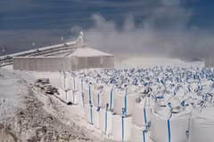 Lithium được sấy khô và nén chặt trong các bãi muối của sa mạc Atacama ở Chile. (Nguồn: National Geographic)