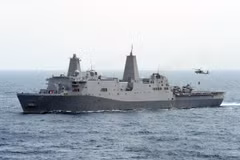 Trực thăng MH-60S Sea Hawk của Mỹ kéo hàng từ tàu đổ bộ USS San Antonio (LPD 17) trên Vịnh Aden. (Ảnh: AFP/TTXVN)
