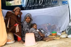 Người dân sơ tán tránh xung đột và lũ lụt tới khu lều tạm ở Kassala (Sudan), ngày 11/8/2024. (Ảnh: Getty Images/TTXVN)
