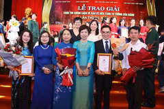 Lãnh đạo Thông tấn xã Việt Nam với các tác giả, nhóm tác giả của ngành đoạt giải. (Ảnh: Văn Điệp/TTXVN)