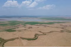 Mực nước hồ Trị An xuống rất thấp do ảnh hưởng của El Nino. (Ảnh: Công Phong/TTXVN)