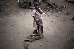 CHDC Congo: Hai bé gái song sinh 1 tuổi bị đeo đai thuốc nổ trên người
