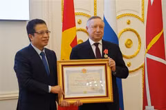Đại sứ Đặng Minh Khôi trao tặng Huân chương Hữu nghị cho Thống đốc St. Petersburg, ông Alexander Beglov. (Ảnh: Duy Trinh/TTXVN)