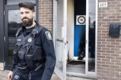 Chai bom xăng đã được ném qua cửa trước của trung tâm trên ngay sau nửa đêm. (Nguồn: The Canadian Press) 