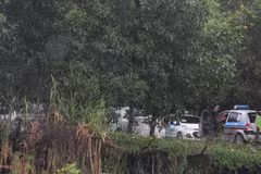 Taxi “dù” chờ “cò” dắt khách đậu xe ở làng Tân Trại, đối diện nhà ga T2, xã Phú Cường, Sóc Sơn, Hà Nội. (Ảnh: Việt Hùng/Vietnam+)