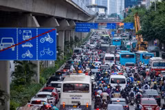 Hà Nội: Nhiều ‘lô cốt tôn’ bóp nghẹt các tuyến đường, gây ùn tắc thường xuyên