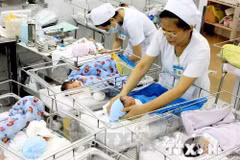 Chăm sóc trẻ sơ sinh tại bệnh viện. Ảnh minh họa. (Nguồn: TTXVN)