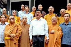 Bí thư Đinh La Thăng cùng đoàn công tác chụp ảnh lưu niệm cùng các Chư tôn Đức Giáo phẩm. (Ảnh: Thế Anh/TTXVN)