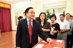 Ông Hoàng Trung Hải, Ủy viên Bộ Chính trị, Bí thư Thành ủy Hà Nội đến bỏ phiếu bầu cử đại biểu Quốc hội khóa XIV và đại biểu HĐND các cấp nhiệm kỳ 2016-2021 tại tổ bầu cử số 4, phường Láng Hạ, quận Đống Đa, Hà Nội. (Ảnh: Nguyễn Văn Cảnh/TTXVN)