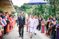 Đại sứ Việt Nam tại Thái Lan Nguyễn Tất Thành và đại diện bà con Việt kiều trên toàn Thái Lan đón Công chúa Maha Chaktri Sirindhorn. (Ảnh: Sơn Nam-Quang Thuận/Vietnam+)
