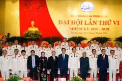 Thủ tướng Nguyễn Tấn Dũng; nguyên Tổng Bí thư Lê Khả Phiêu, Nông Đức Mạnh; nguyên Chủ tịch nước Trần Đức Lương với các đại biểu. (Ảnh: Đức Tám/TTXVN)