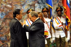 Chủ tịch Cuba Raúl Castro trao tặng Chủ tịch Lào Choummaly Sayasone Huân chương José Martí. (Ảnh: Lê Hà/TTXVN​)