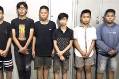 Các đối tượng gây án tại cơ quan Công an. (Ảnh: TTXVN phát)