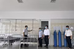 Đoàn công tác Sở Y tế tỉnh Bình Dương kiểm tra tình hình cơ sở y tế và trang thiết bị tại Trung tâm Y tế huyện Bàu Bàng để sẵn sàng thu dung điều trị cho bệnh nhân mắc COVID-19. (Ảnh: TTXVN phát)