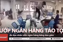 [Video] Cận cảnh đối tượng táo tợn cầm dao cướp ngân hàng ở Nghệ An