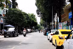 Ôtô đậu dưới lòng đường tại đường Hoa Phượng, phường 2, quận Phú Nhuận. (Ảnh: Hồng Đạt/TTXVN)