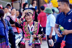 Thiếu nữ xúng xính quần áo tham dự Tuần Văn hóa-Du lịch huyện Mộc Châu. (Ảnh: Quang Quyết/TTXVN)