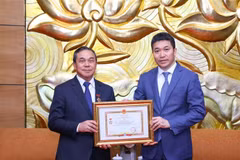 Chủ tịch Liên hiệp các Tổ chức Hữu nghị Việt Nam Phan Anh Sơn trao Kỷ niệm chương tặng Đại sứ Lào tại Việt Nam Sengphet Houngboungnuang. (Ảnh: Văn Điệp/TTXVN)