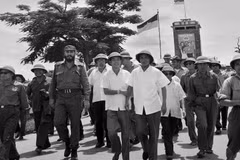 Thủ tướng Phạm Văn Đồng và đồng chí Fidel Castro, Bí thư Thứ nhất Ban Chấp hành Trung ương Đảng Cộng sản Cuba, Thủ tướng Chính phủ cách mạng Cuba thăm thị trấn Đông Hà (Quảng Trị) bị chiến tranh phá hủy, đang được khôi phục lại (Tháng 9/1973). (Ảnh: TTXVN