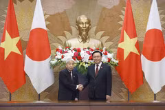 Chủ tịch Quốc hội Vương Đình Huệ và Chủ tịch Thượng viện Nhật Bản Otsuji Hidehisa. (Ảnh: Doãn Tấn/TTXVN)