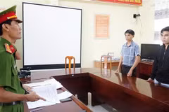 Cơ quan Cảnh sát Điều tra Công an thành phố Long Xuyên (tỉnh An Giang) thi hành lệnh khởi tố vụ án, khởi tố bị can và bắt tạm giam đối với Lê Đăng Khoa và Phan Văn Đức. (Ảnh: TTXVN phát)