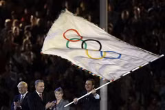 Nghi thức cuối cùng của London 2012 chính là màn trao lá cờ Olympic từ tay thị trưởng London Boris Johnson sang tay thị trưởng Rio de Janeiro Eduardo Paes. 