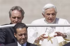 Ông Paolo Gabriele (phía trước), người thân cận với Giáo hoàng Benedict XVI mới bị bắt giữ, gây chấn động Tòa thánh Vatican (Nguồn: AP)