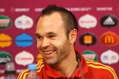 Iniesta trong buổi họp báo trước trận gặp Bồ Đào Nha (Nguồn: AFP)