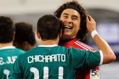 Thủ môn Ochoa chúc mừng Chicharito trong trận thắng El Salvador 5-0 ở trận ra quân (Nguồn: Getty)