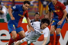 Park Ji Sung không cản nổi Xavi trong trận chung kết năm 2009 (Nguồn: internet)