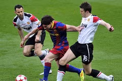 Messi đi bóng trước sự bất lực của các cầu thủ M.U (Nguồn: Getty)