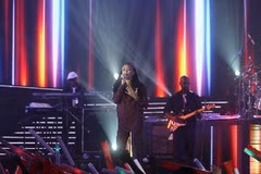 Monica trình bày bản hit "The boy is mine" tại Hà Nội