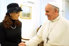Giáo hoàng Francis tiếp đón Tổng thống Argentina Cristina Kirchner ngày 18/3 (Nguồn: AFP)