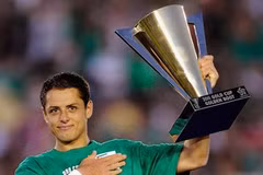 Với 7 bàn thắng đưa Mexico lên ngôi vô địch Gold Cup 2011, Chicharito đã đoạt cả danh hiệu Vua phá lưới lẫn Cầu thủ xuất sắc nhất giải.