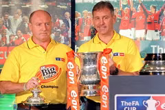 Lần xuất hiện gần nhất của ông Bryan Robson là cách đây một tháng, khi chiếc Cúp FA được đem, trưng bày tại Thái Lan (Nguồn: Getty)