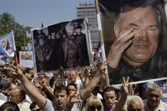 Người Serbia biểu tình phản đối dẫn độ tướng Ratko Mladic. (Nguồn: AP)