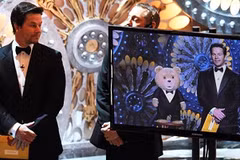 Mark Walhberg và chú gấu Ted trong lễ trao giải Oscar (Nguồn: AFP)