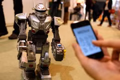 Robot biết đi tại Hội chợ đồ chơi Hong Kong 2012 (Nguồn: AFP)