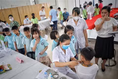 Tiêm vaccine phòng COVID-19 cho trẻ em tại trường Tiểu học Ngô Sỹ Liên, thành phố Bắc Giang (Bắc Giang). (Ảnh: Danh Lam/TTXVN)