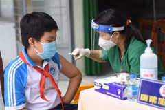 Tiêm vaccine phòng COVID-19 cho các em học sinh Trường Trung học cơ sở Trần Hưng Đạo, thành phố Biên Hòa, Đồng Nai. (Ảnh: Lê Xuân/TTXVN)