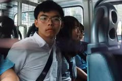 Người biểu tình phong tỏa lối vào sân bay quốc tế Hong Kong tối 13/8. (Ảnh: AFP/TTXVN)