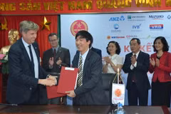 Phó Tổng Cục trưởng Tổng cục Thuế Nguyễn Đại Trí ký kết dịch vụ nộp thuế điện tử với đại diện một ngân hàng. (Ảnh: TCT)